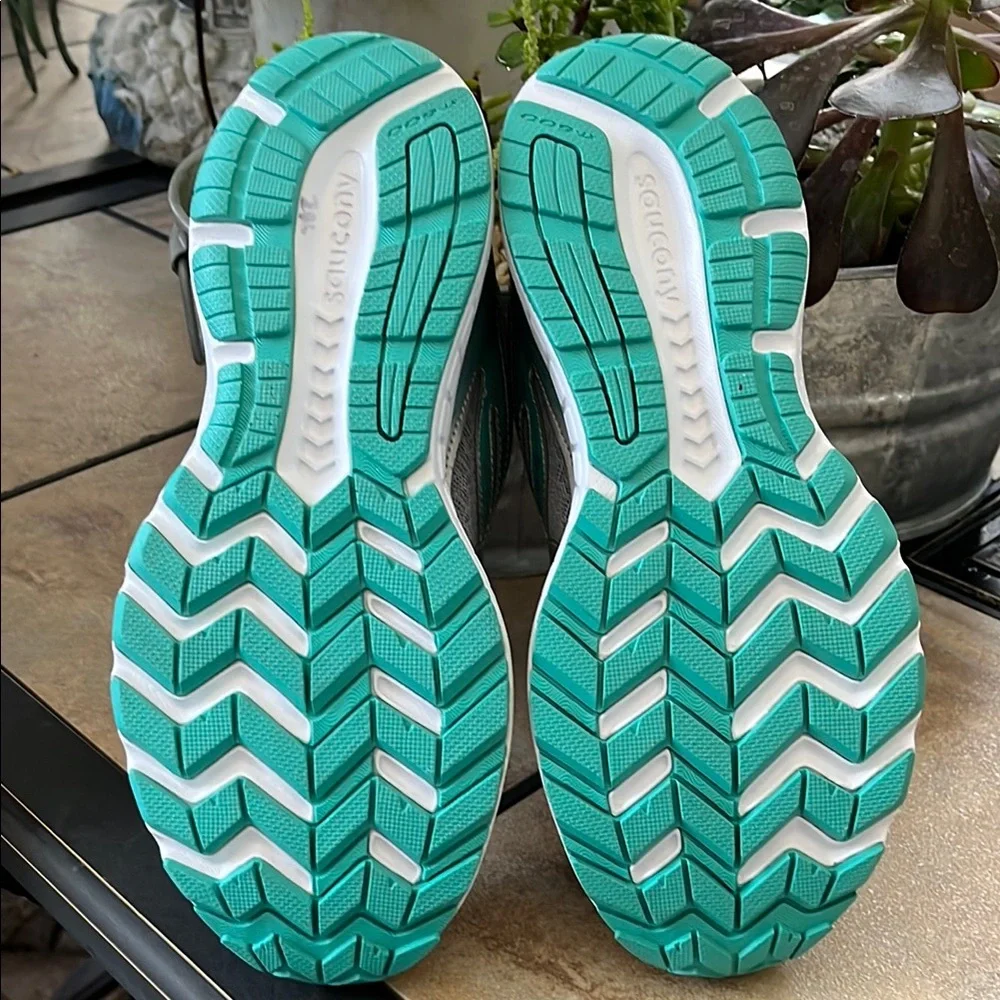 🔥BRAND NEW Saucony Gray and Green Athletic Shoes with Breathable Mesh - Picture 7 of 7